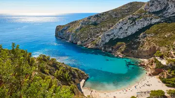 La playa más pequeña del mundo está en Asturias y no tiene acceso directo al mar