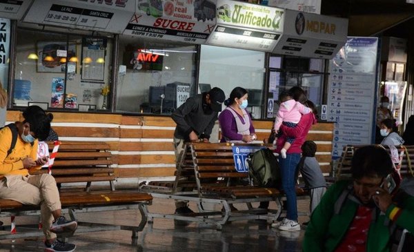 Largas filas para obtener permisos de viajes para menores; conozca los requisitos