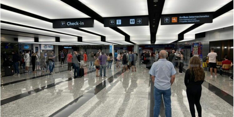 Las agencias de turismo, en alerta por la suba del recargo a las compras en dólares en el exterior