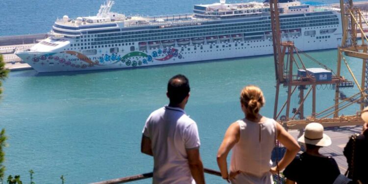 Las agencias de viajes tachan de electoralista la propuesta de Colau de reducir cruceros