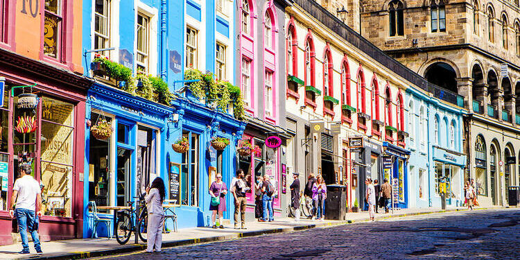 Los coloridos edificios del centro de Edimburgo.