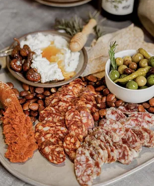 Comida de la montaña del restaurante Cúrate