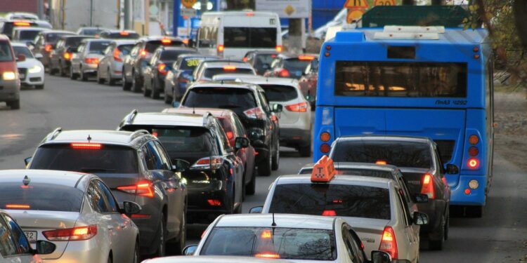 Las mejores horas para viajar por carretera y no pillar atasco según la DGT