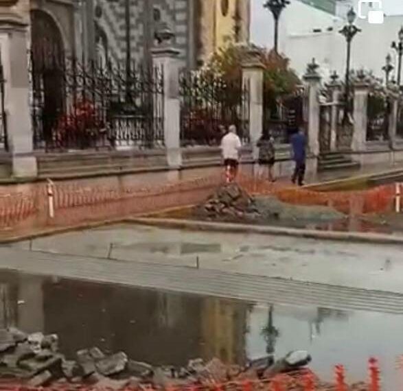 Lluvia evidencia mala planeación de megatope afuera de Catedral, en Mazatlán