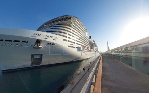 Los 6.000 pasajeros de un crucero dejan este jueves 420.000€ en el comercio de Alicante