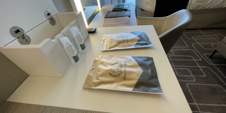 Kit de mascarillas y desinfectantes en el Celebrity.