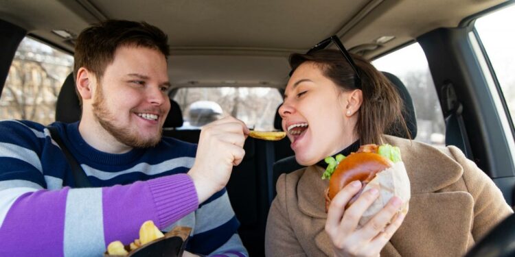 Los mejores y peores aperitivos para comer en los viajes largos, según los médicos | Life
