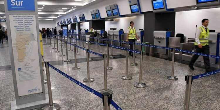 Los viajes al exterior y a otros puntos del suelo nacional cada vez más complicados para los viedmenses | NoticiasNet