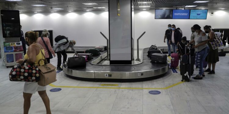 Los viajes de los brasileños al exterior se disparan y vuelven al nivel prepandemia