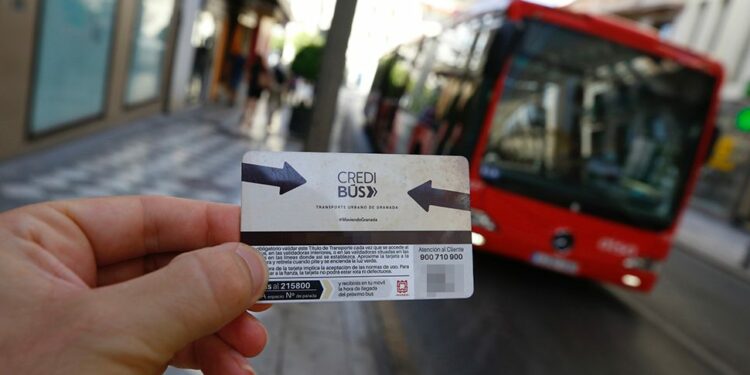 Más viajes y a menor precio en el credibús con la adhesión de Granada al plan de descuentos al transporte