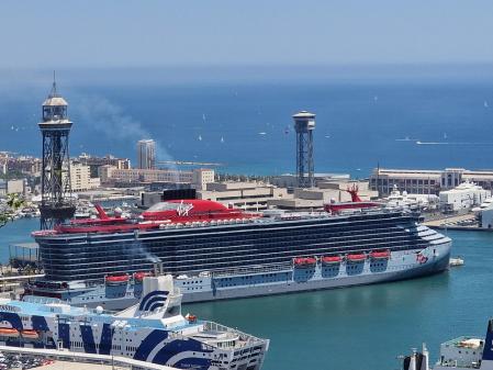 Crucero en el puerto de Barcelona.