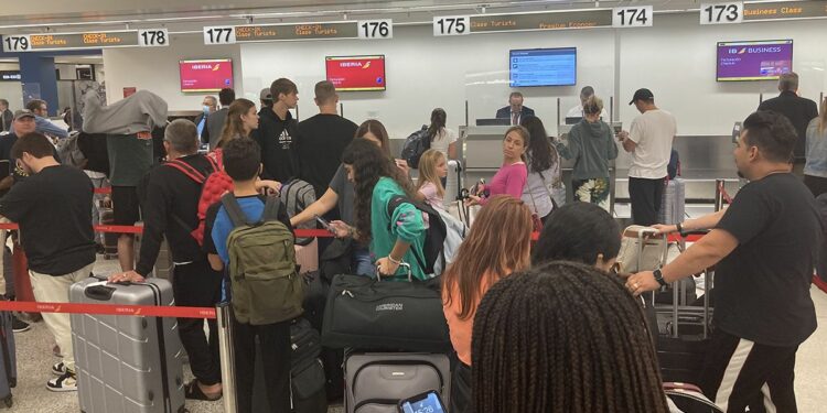 Menos personal y mayor demanda complica flujo de pasajeros en aeropuerto