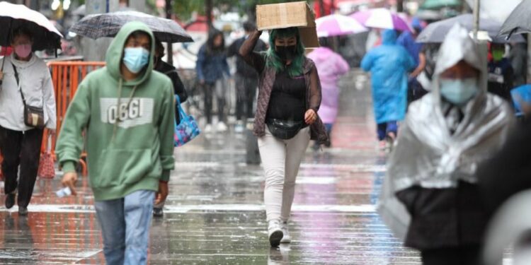 México suma casi 25 mil casos de COVID en dos años cinco meses