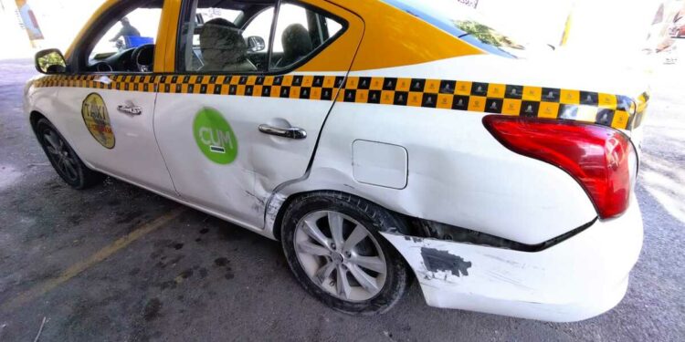 Monterrey. Choque entre auto y taxi deja a pasajera lesionada| Telediario México