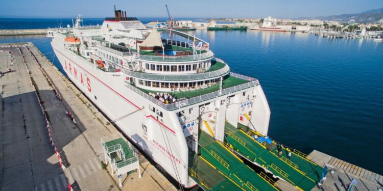 Naviera Armas Trasmediterránea programa viajes extraordinarios en la línea Motril-Al Hoceima
