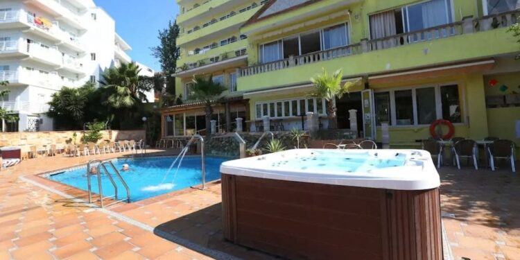 Piscina y jacuzzi del Hotel Manaus, alojamiento que ofrece Carrefour Viajes en Mallorca