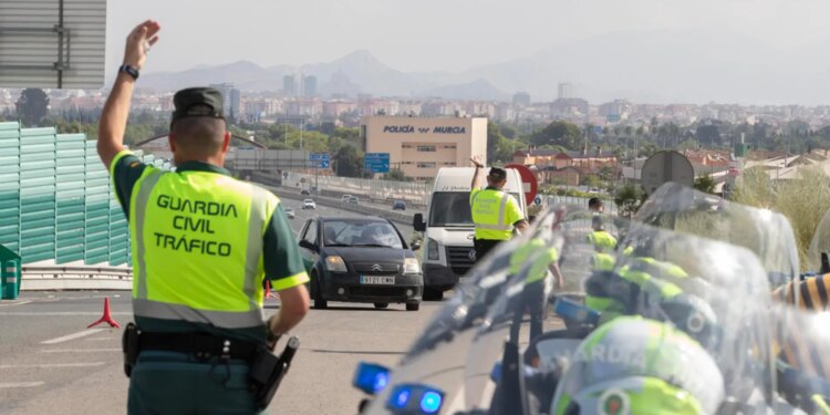 Varios agentes de la Guardia Civil paran a los conductores durante un control de alcoholemia en la operación salida