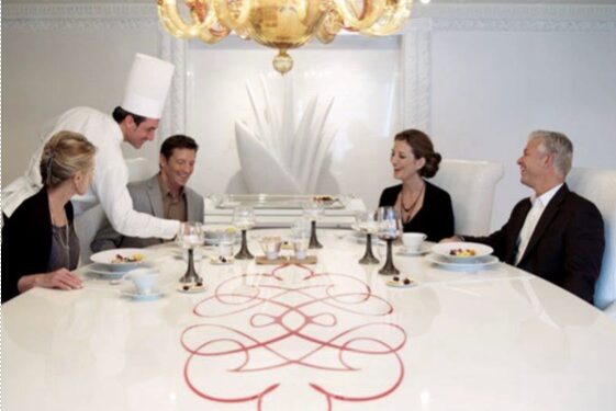 Comensales disfrutan de la gastronmía del interior del barco.