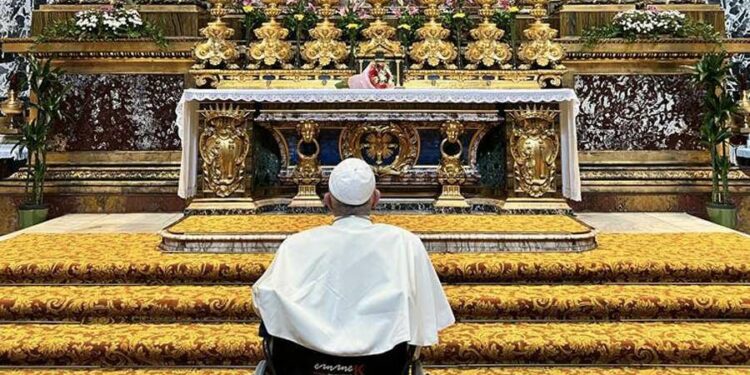 Papa Francisco regresa a Roma tras viaje a Canadá
