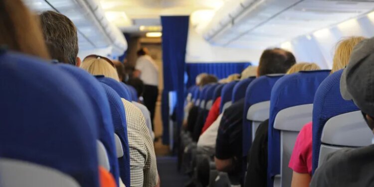Por las nuevas medidas, las líneas aéreas y agencias frenan la venta de pasajes o advierten por posibles recargos