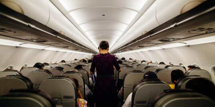 Por qué se hinchan los pies y las piernas cuando viajas en avión