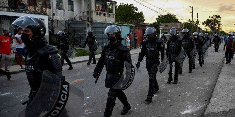 Prisión o exilio: Represión sistemática contra las protestas de julio de 2021 en Cuba