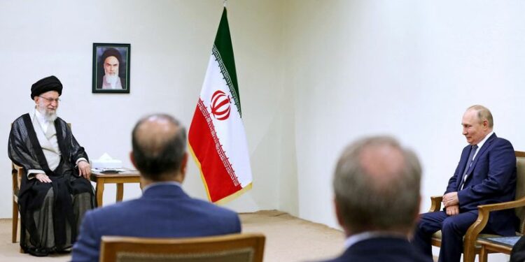 El líder supremo de Irán, el ayatolá Alí Jamenei, se reúne con el presidente ruso Vladímir Putin en Teherán, Irán. 19 de julio de 2022. Oficina del Líder Supremo iraní/WANA (Agencia de Noticias de Asia Occidental)/Handout vía REUTERS