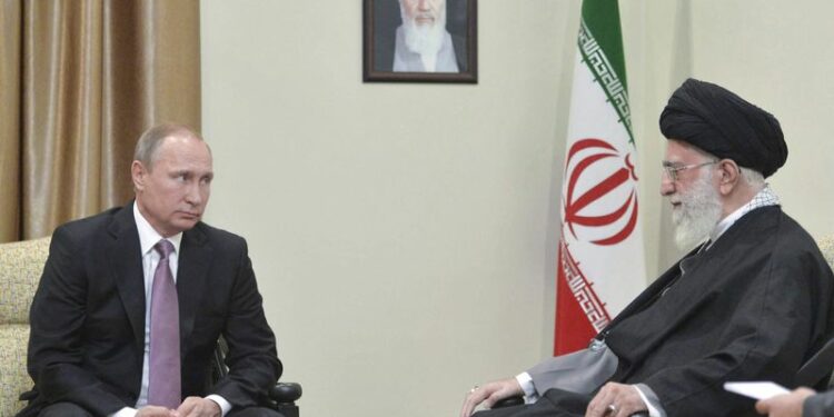 FOTO DE ARCHIVO: El presidente de Rusia, Vladimir Putin (izquierda), y el ayatolá Ali Jamenei, durante un encuentro entre los dos mandatarios celebrado en Teherán, Irán, el 23 de noviembre de 2015. REUTERS/Alexei Druzhinin/Sputnik/Kremlin