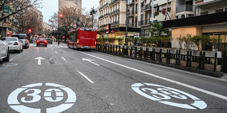 Tráfico en la ronda interior de València, velocidad máxima de 30km/h