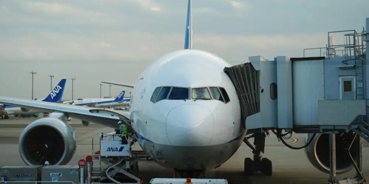 Avión embarcando pasajeros