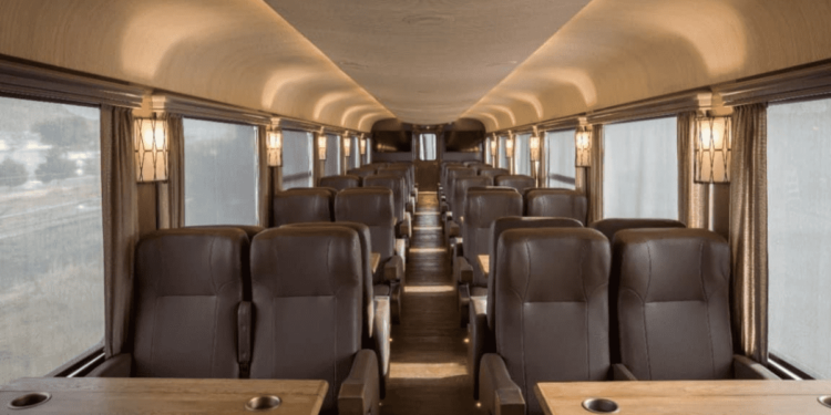 Qué servicios incluye el viaje de clase turista en el Chepe
