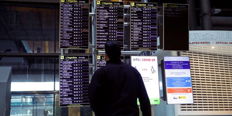 Los argentinos deben sortear varias complicaciones para lograr viajar al exterior. (EFE/Emilio Naranjo/Archivo)