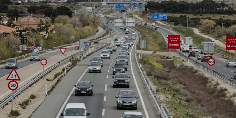 Tráfico en la A-5 el día en que arranca la operación salida de Semana Santa 2022, en la estación Madrid