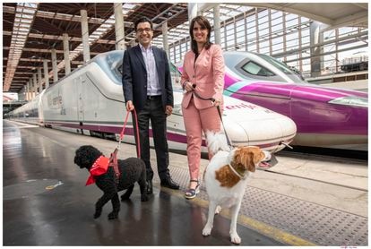 El director general de Nestlé Purina España, Mark El Khoury, y la directora general de Renfe Viajeros, Sonia Araujo López, este miércoles con sendos perros en la estación de Atocha.