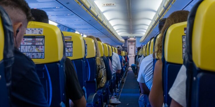 Retrasos, colas, asientos estrechos, limitaciones de equipaje: por qué viajar en avión se ha convertido en un suplicio
