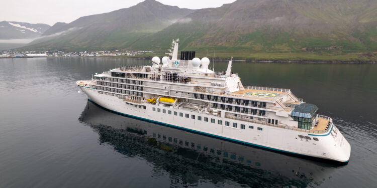 Royal Caribbean confirma compra de Crystal Endeavor y su paso a flota de Silversea