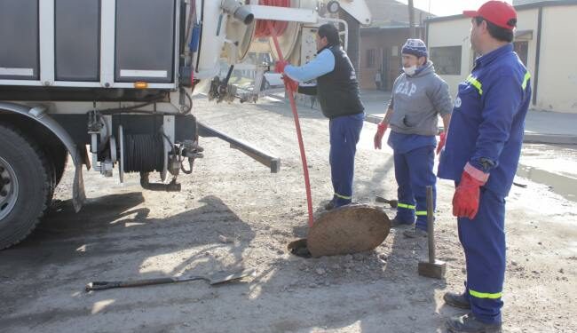SAT limpió redes cloacales en barrio Crucero Belgrano