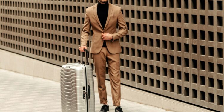 hombre elegante con maleta en mano