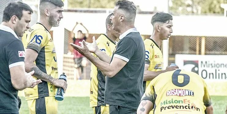 Sandro Bárbaro dejó de ser el entrenador de Crucero