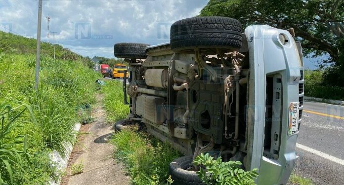 Se accidentan dos familias cerca del crucero de Santiago Ixcuintla; bebés resultaron heridos