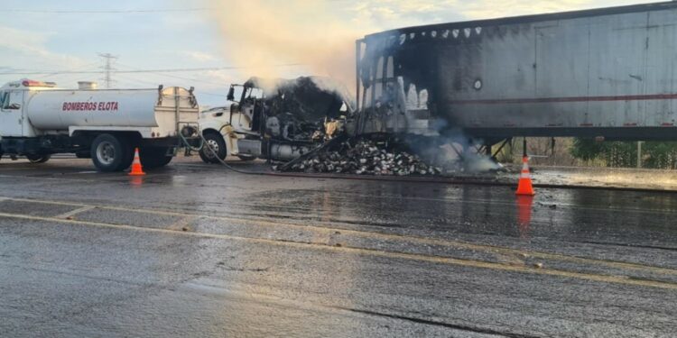 Se incendia tráiler en la carretera México 15 en Elota, Sinaloa