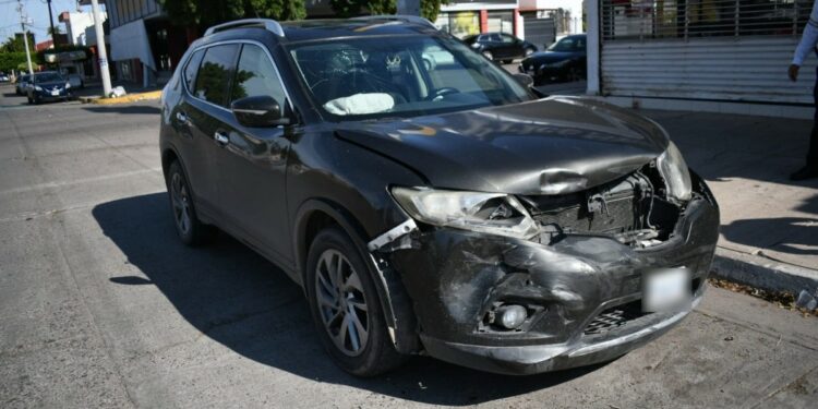 Se registra choque en céntrico crucero de Los Mochis