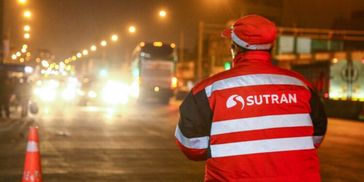 La encargada de controlar, dirigir y vigilar el normal desarrollo del tránsito vehicular en la vía nacional es la Policía Nacional del Perú.