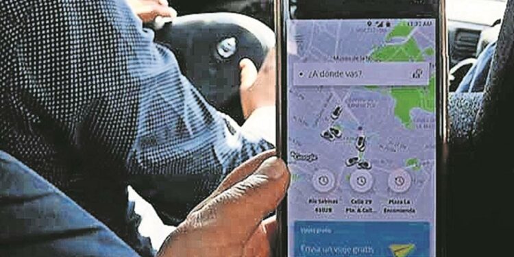 Taxis de aplicaci&oacute;n aceptan el riesgo en el AICM