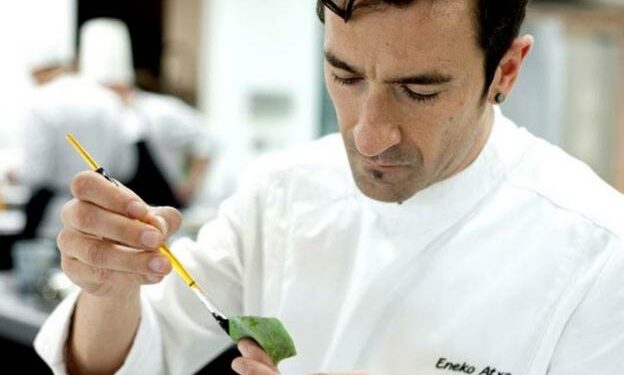 Eneko Atxa, del restaurante Azurmendi, uno de los restaurantes del listado./LP