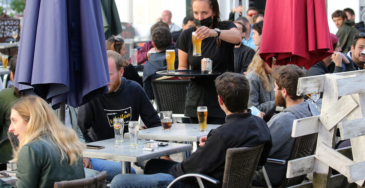 Una camarera en una terraza de Lapurdi. (Bob EDME)