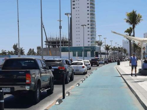 Se registra mucho tr&aacute;fico en las calles de Mazatl&aacute;n en la temporada de verano. FOTO: Tahiry Zambrano.