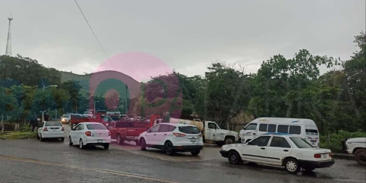 Transportistas bloquean la Altamirano-Iguala ante operativos contra 'La Familia Michoacana' 1