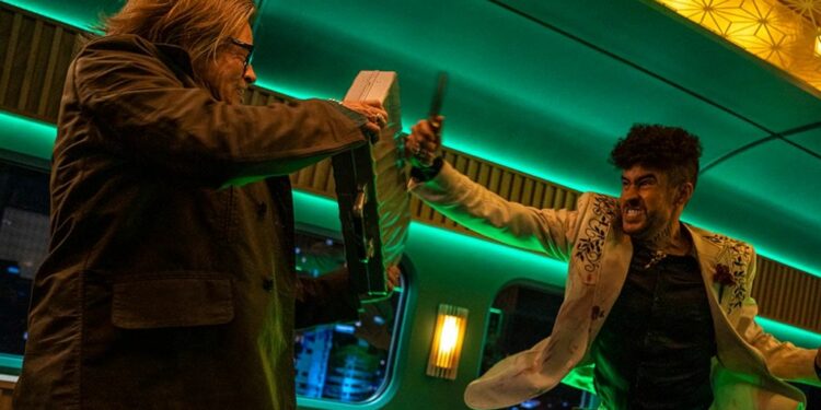 Brad Pitt y Bad Bunny en una escena de la película. (Sony Pictures)