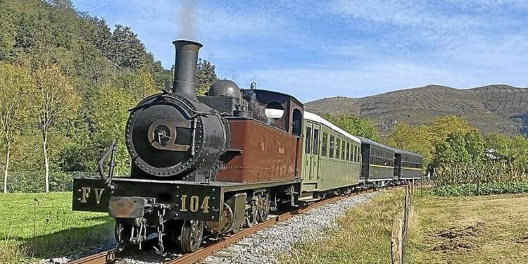 Un tren de vapor completa el recorrido entre Azpeitia y Lasao.
